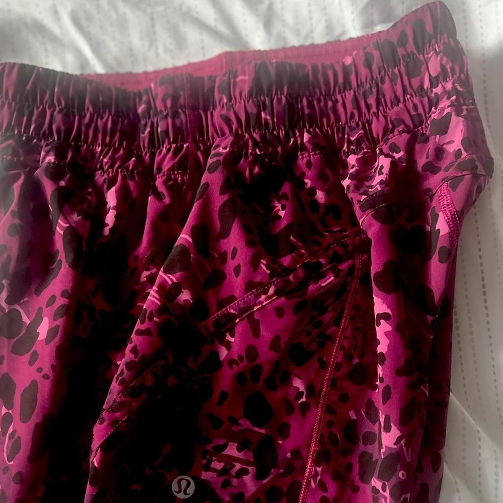Lululemon Women Purple Black Animal Print Activewear Shorts W7BOLS Size 4 - Picture 8 of 8